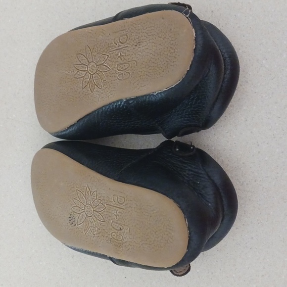 Teg+Lai  T Strap Black Rubber Flex Sole Shoes - Picture 4 of 10